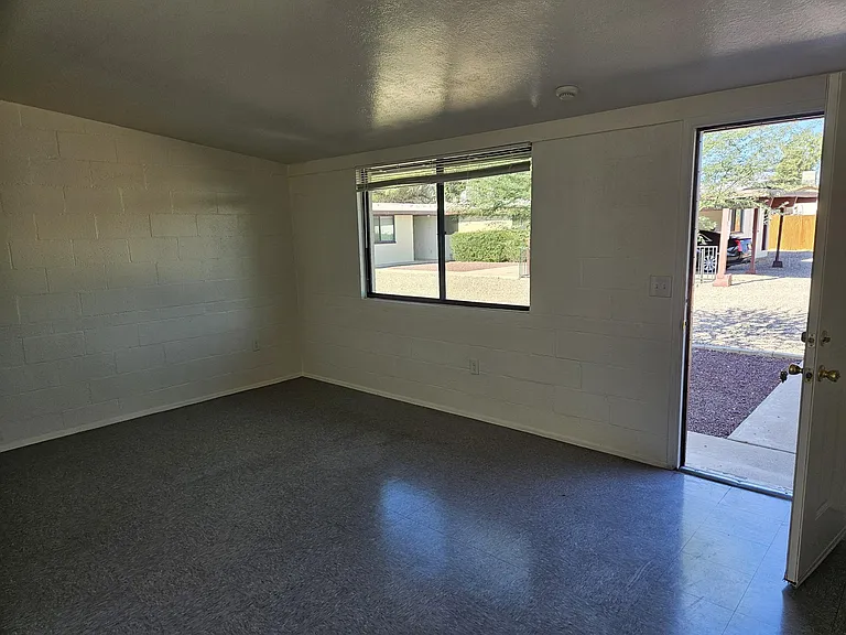 3240 E Towner St — Photo 3