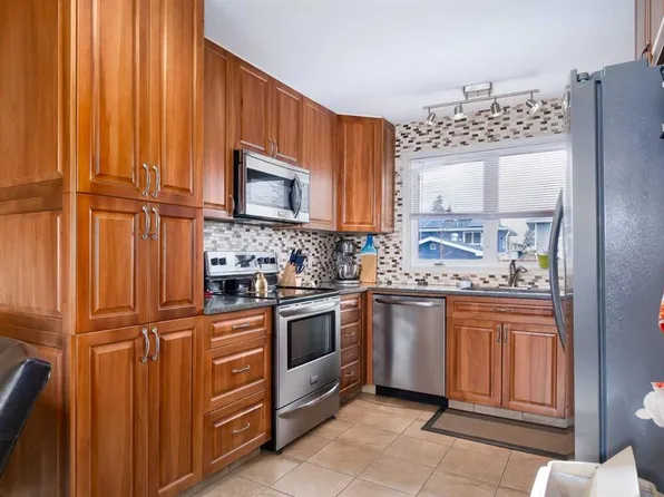 60 S Doverview Pl SE, Calgary, AB T2B 1Z5