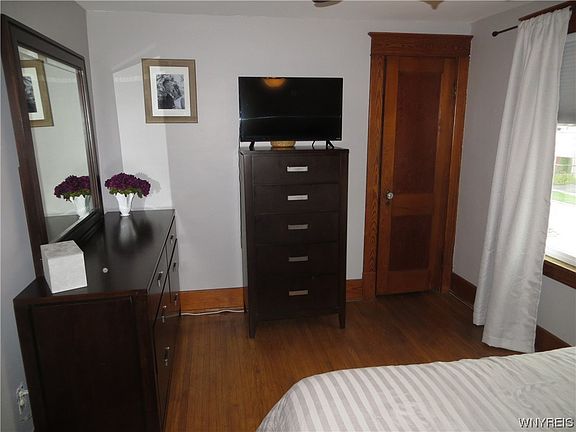 3rd image of 415 Robinson St