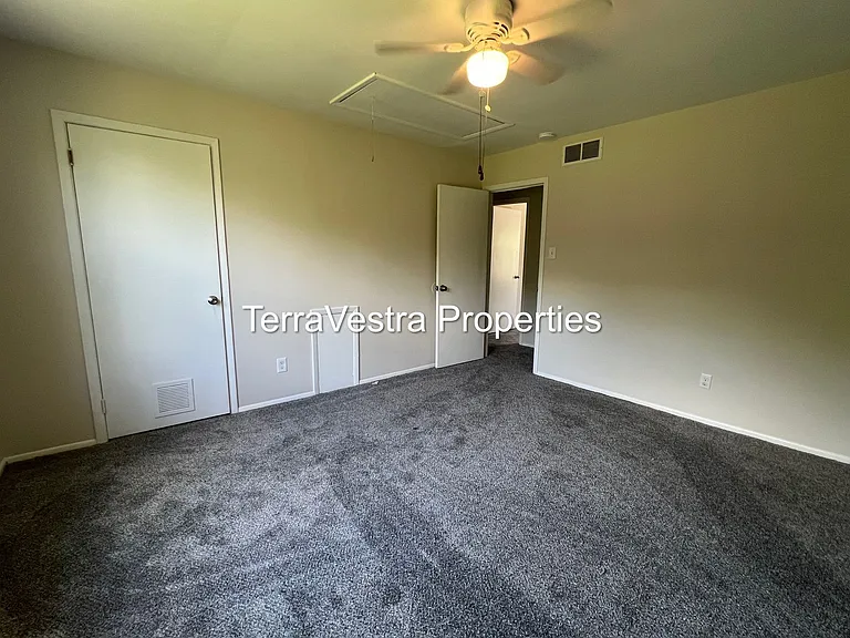 13-15 Grasmur Ct — Photo 10