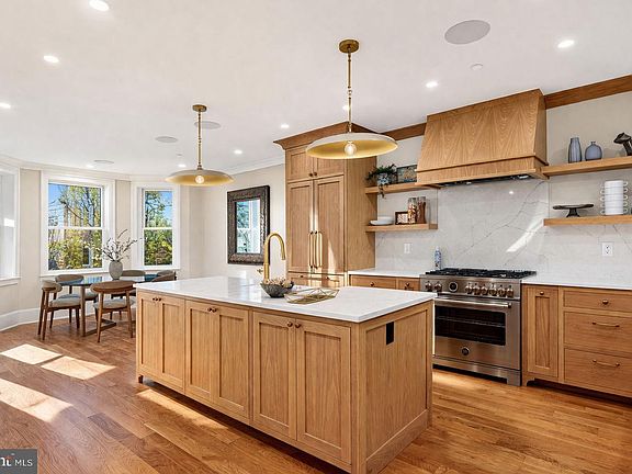 5th image of 647 E St NE