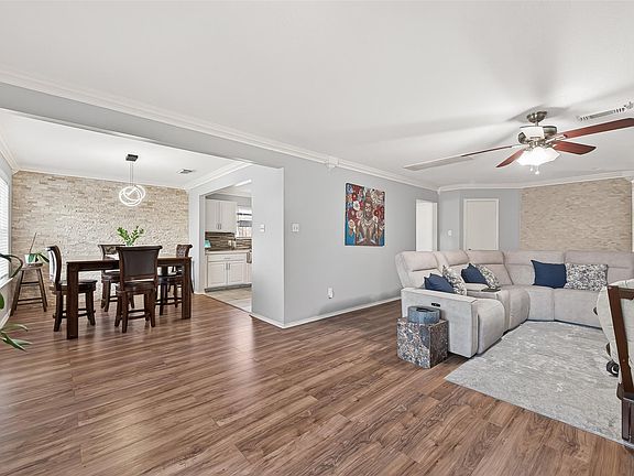 5th image of 2202 Falling Oaks Rd