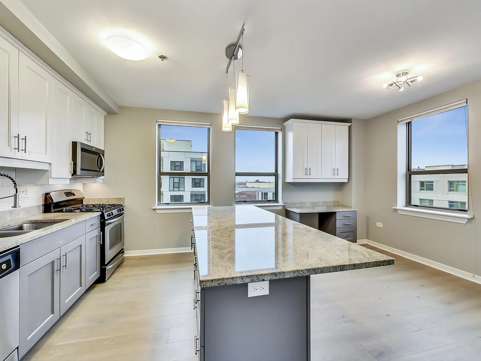 2 bed, 1250 sqft, $4,150 — Photo 2