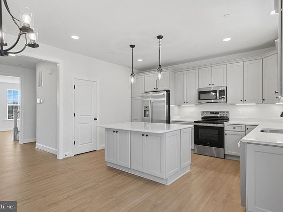 5th image of 119 Potomac Ct