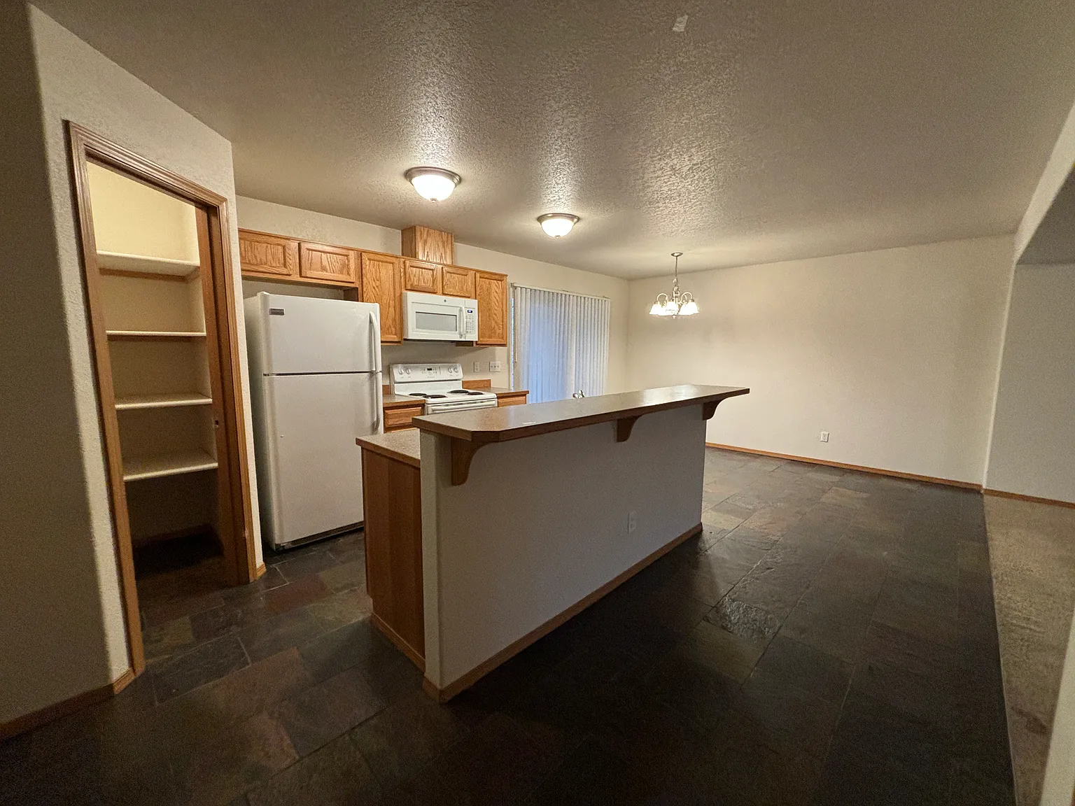 3 bed, 2.5 bath, 1700 sqft, $1,850 — Photo 3