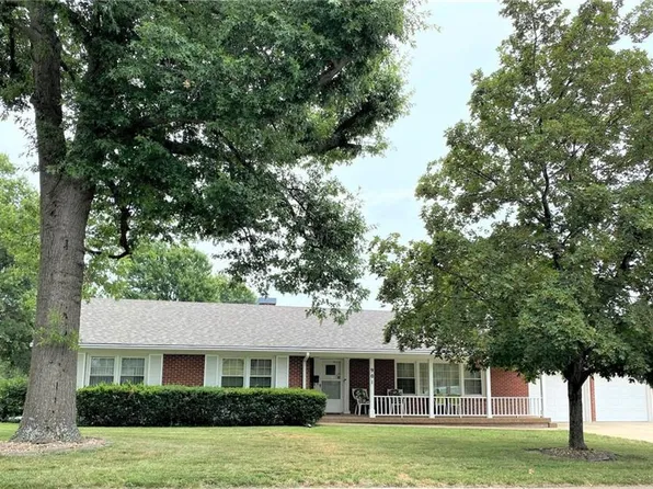 901 Country Club Dr, Butler, MO 64730