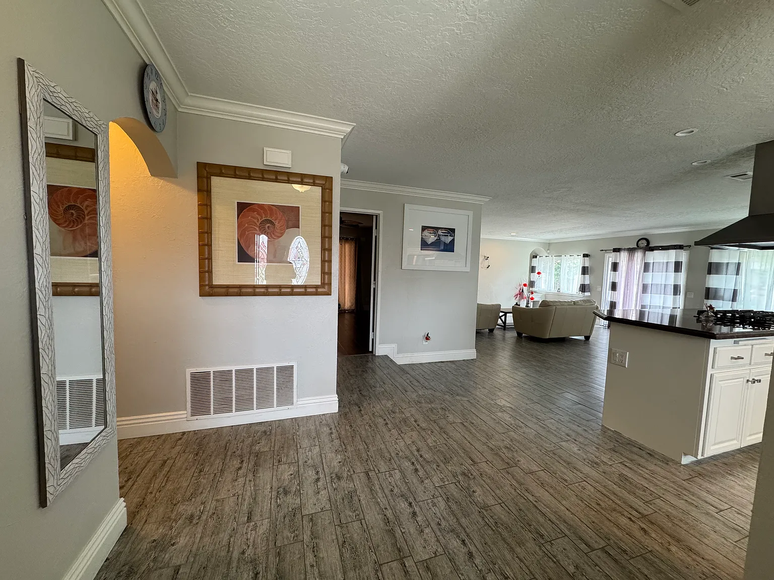 3 bed, 1572 sqft, $2,700 — Photo 2