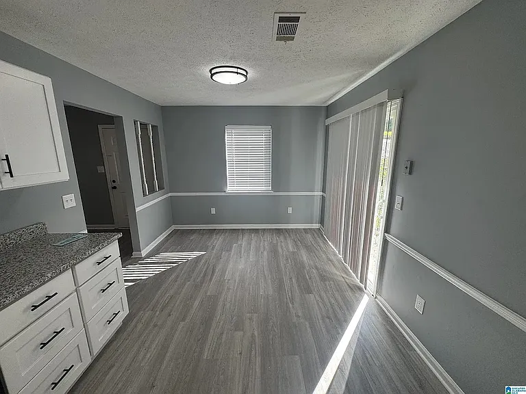 438 Henry St — Photo 9