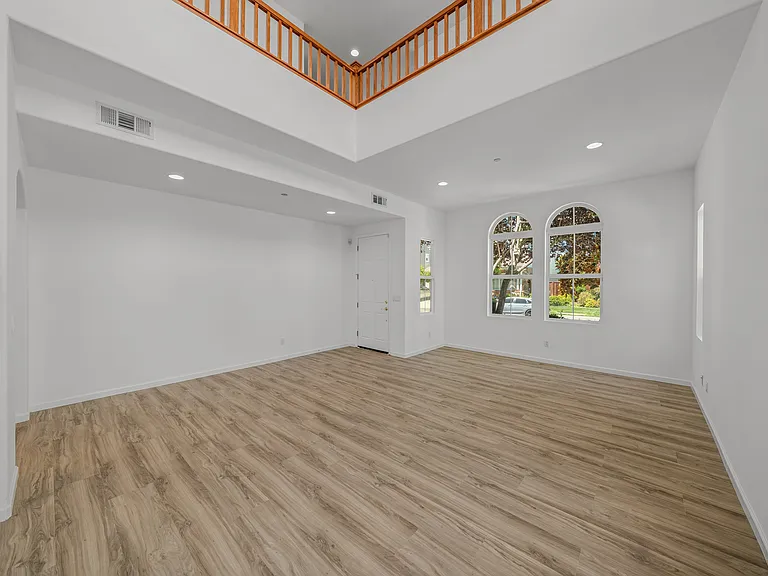 100 Portsmouth Dr — Photo 10