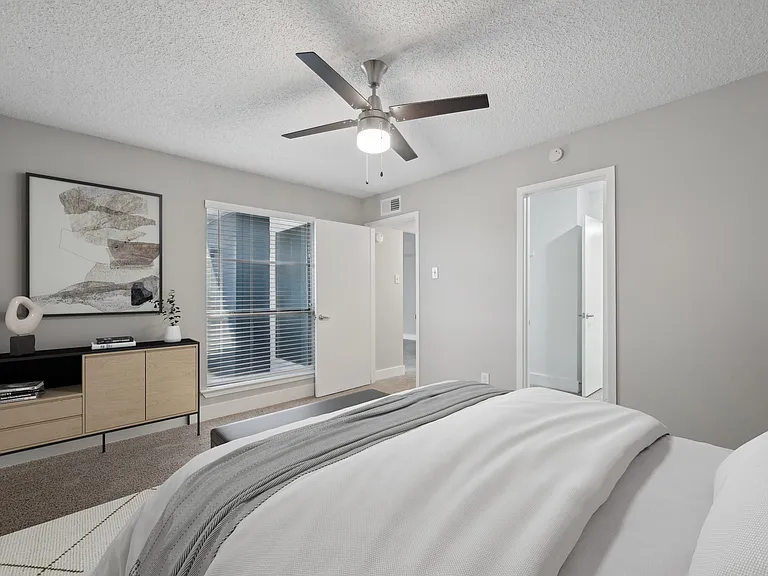 Eastbank Apartments — Photo 7