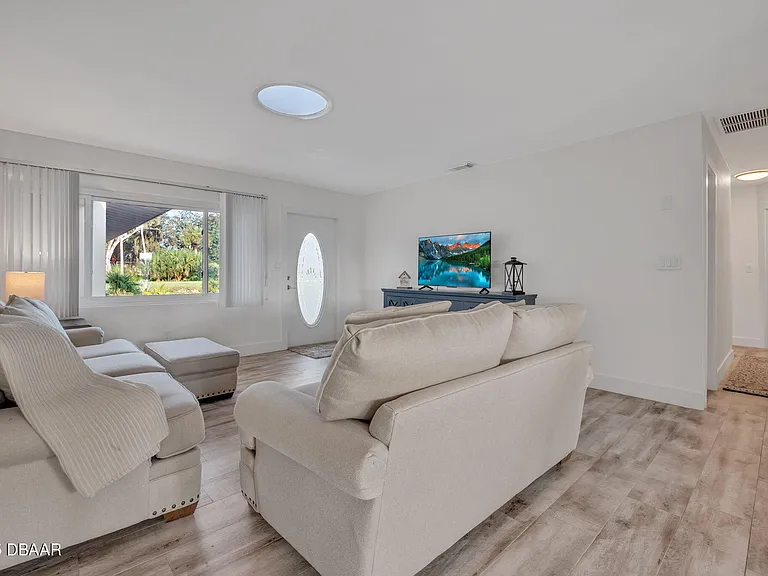 450 Lambert Ave — Photo 9
