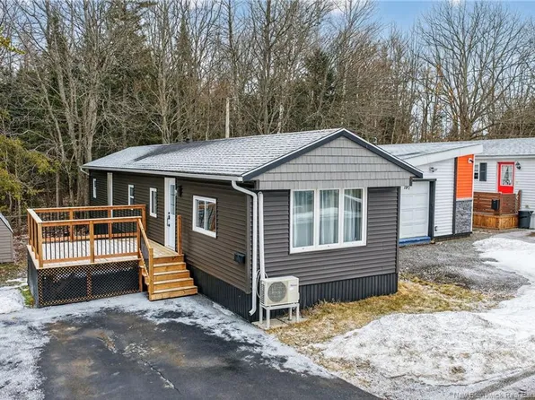 21 Cascade Ave, Moncton, NB E1E 2J8