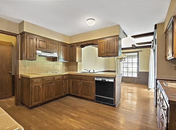 5th image of 8330 W 102nd St