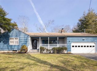 6 Robins Nest Ln, Hampton Bays, NY 11946