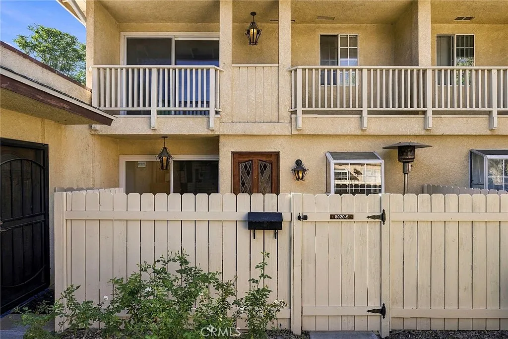 3 bed, 2.5 bath, 1573 sqft, $3,600 — Photo 2