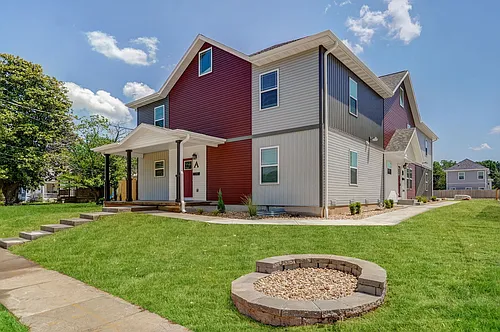 1320 E Elm St Photo 1