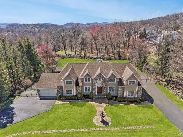 8 Foxwood Drive, Tomkins Cove, NY 10986