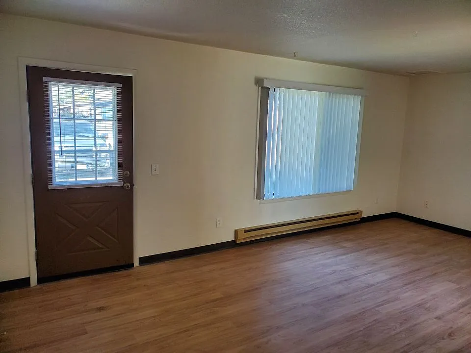 3 bed, 1.5 bath, 1200 sqft, $1,250 — Photo 1