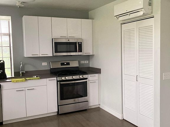 2nd image of 2810 N Leavitt St #202