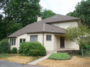 25 Meeting House Ln, Shelton, CT 06484