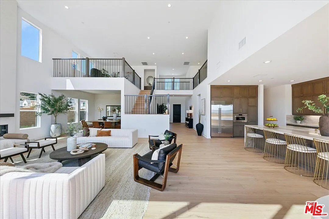5 bed, 5.5 bath, 4624 sqft, $12,500 — Photo 4