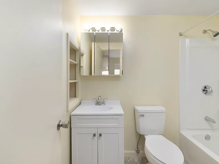 East Bay Apartments — Photo 33