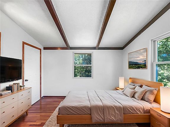 4th image of 2939 NE Jewett St
