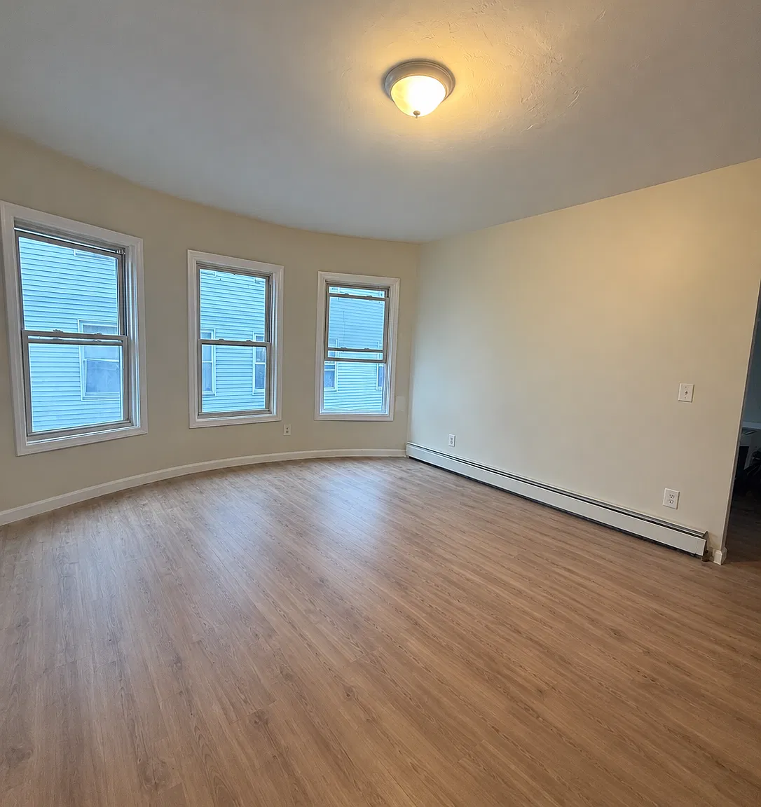 4 bed, $2,500 — Photo 1