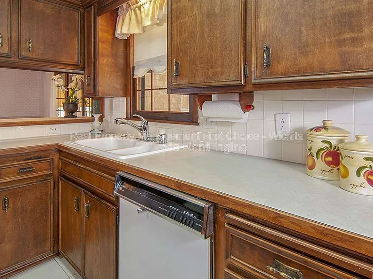 244 N Live Oak Ln — Photo 15