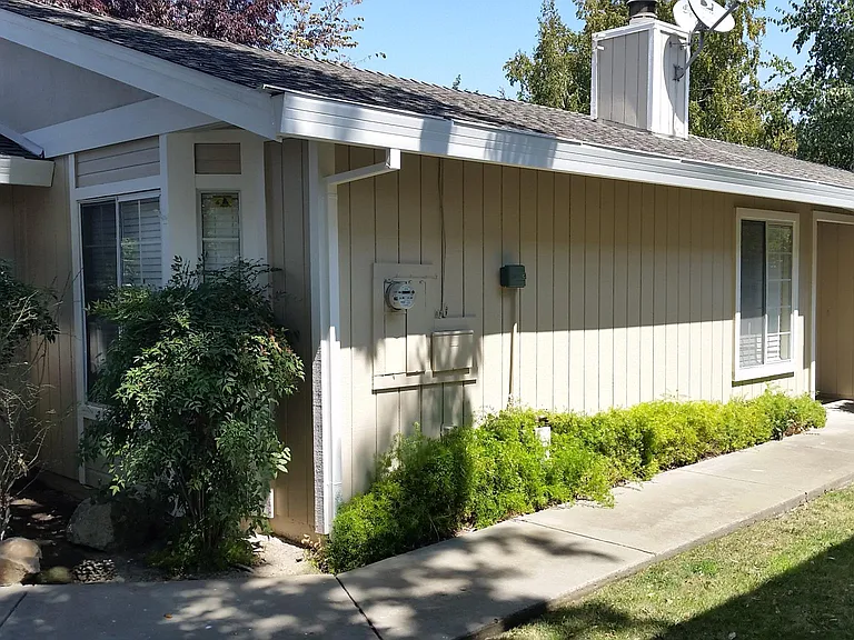 Front walkway to the front door.