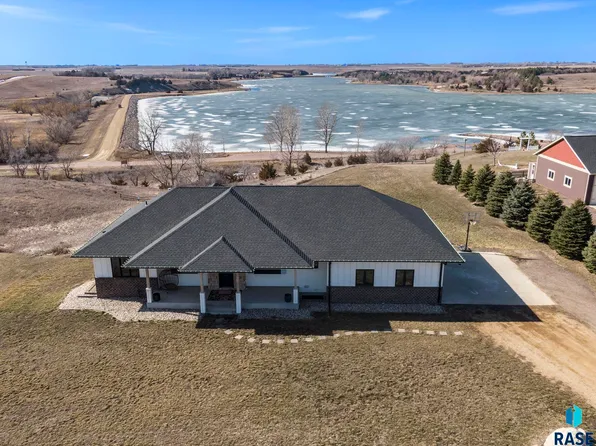 26181 Sunset Bluff Dr, Canistota, SD 57012