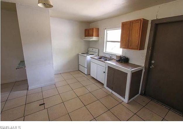2nd image of 221 Maria St