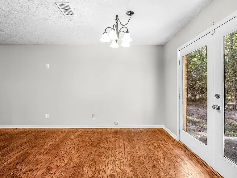 615 W Tietgen St — Photo 8
