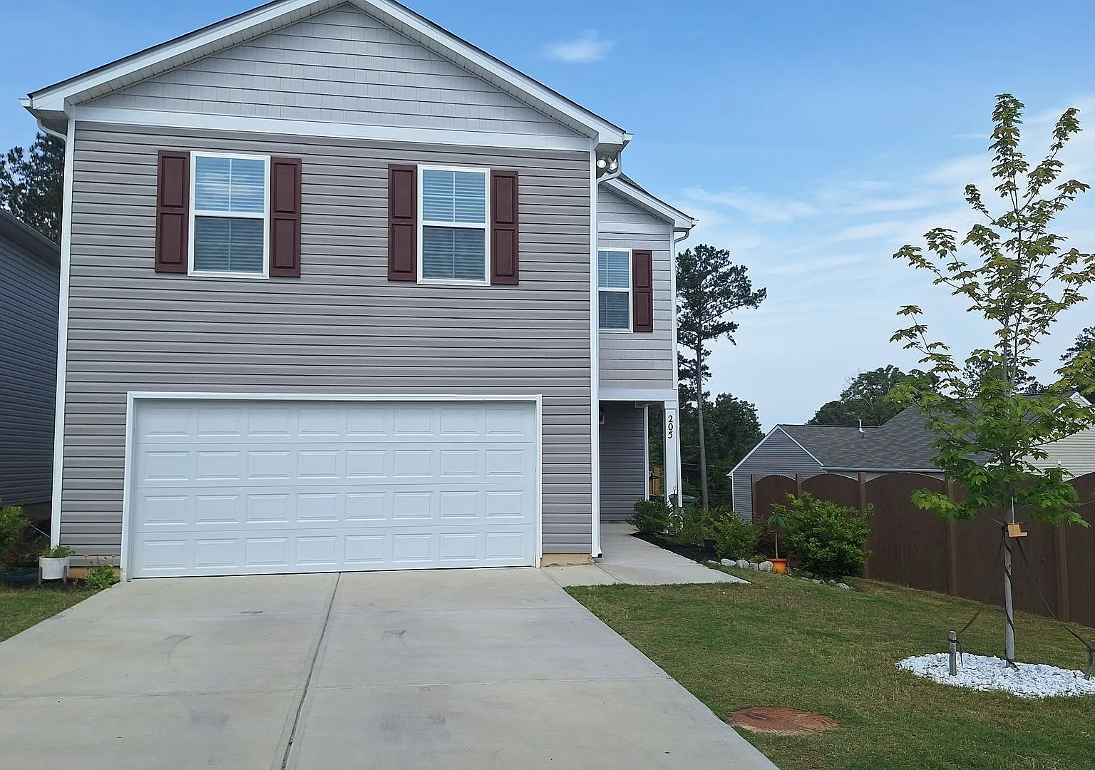 4 bed, 2.5 bath, 2000 sqft, $2,300 — Photo 2
