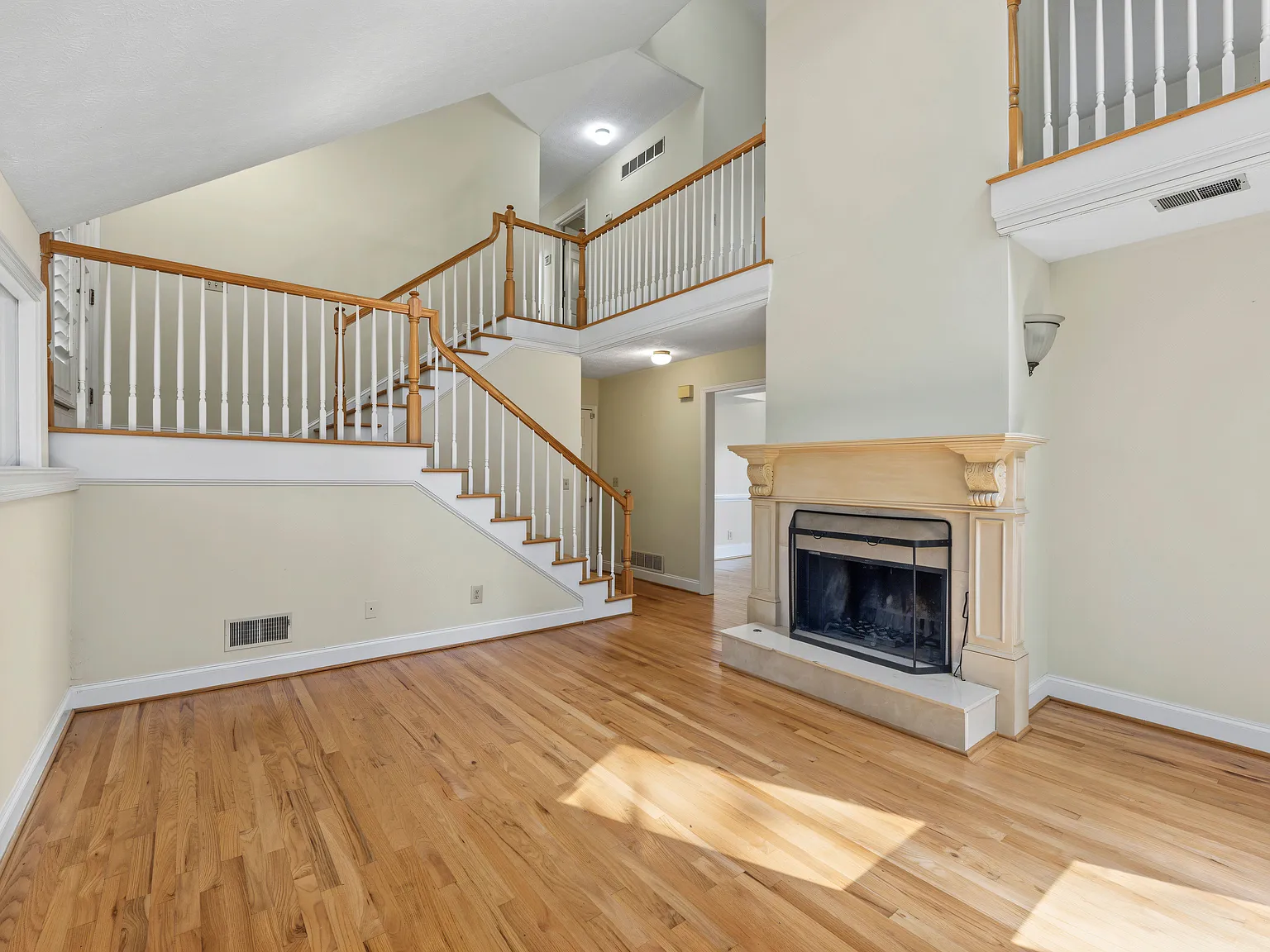 3 bed, 1400 sqft, $2,400 — Photo 2