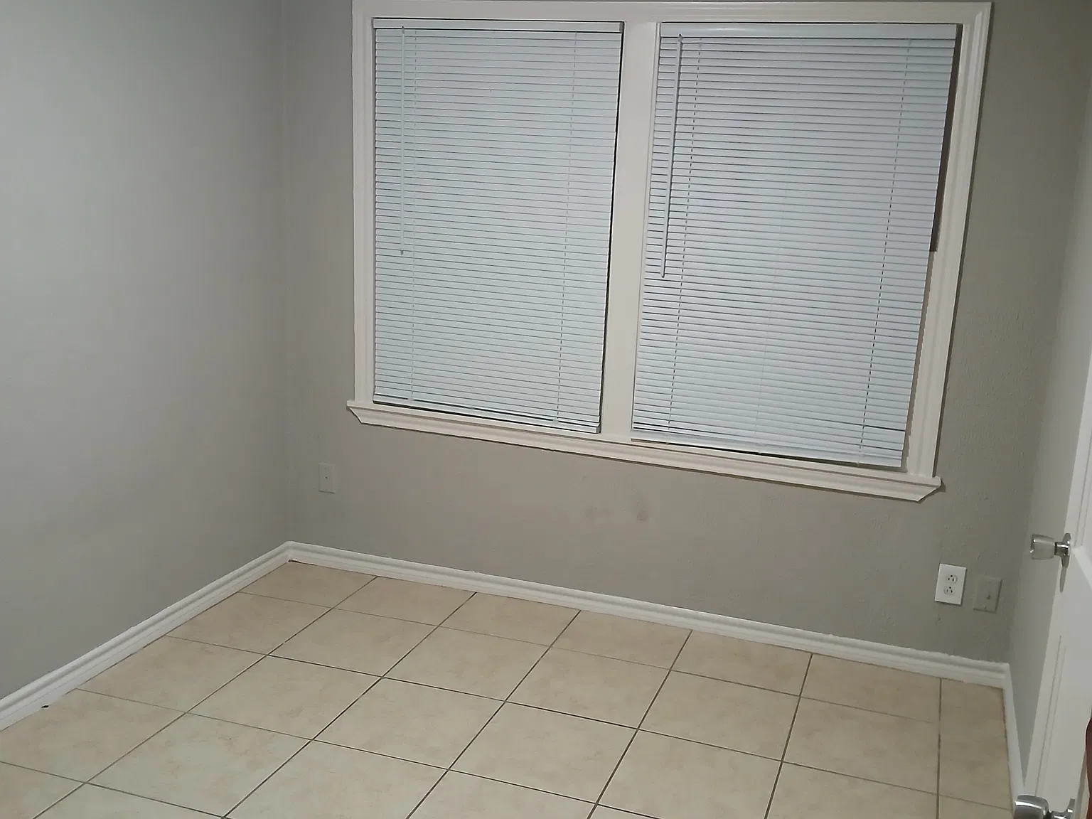 3 bed, 980 sqft, $1,600 — Photo 2