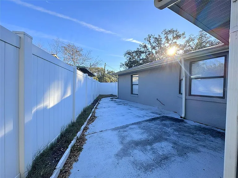 1514 Poe St — Photo 15