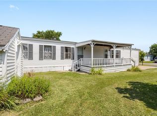 353 Applewood Dr, Lockport, NY 14094