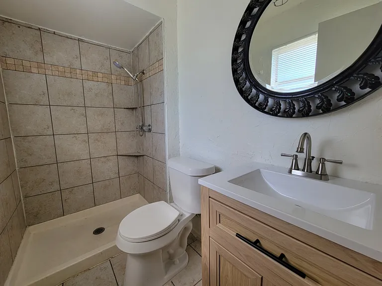 2013 Victoria Dr — Photo 8