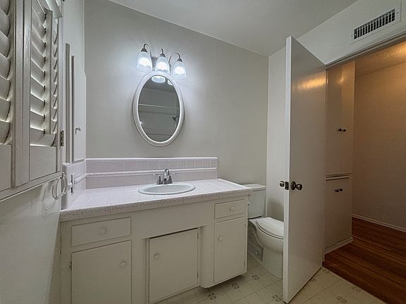 Full bathroom vanity