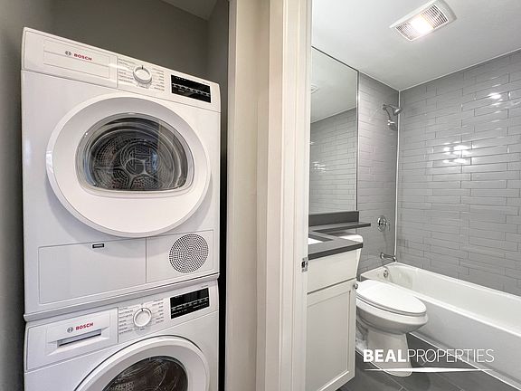 4th image of 530 W Aldine Ave #211