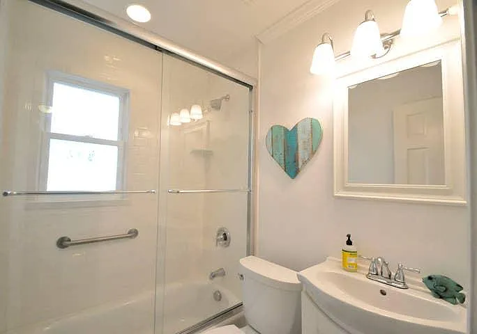 734 Harbor Ln — Photo 3