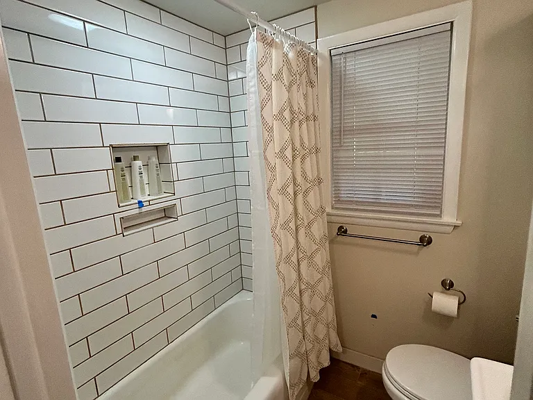 913 Rockland Ave — Photo 5