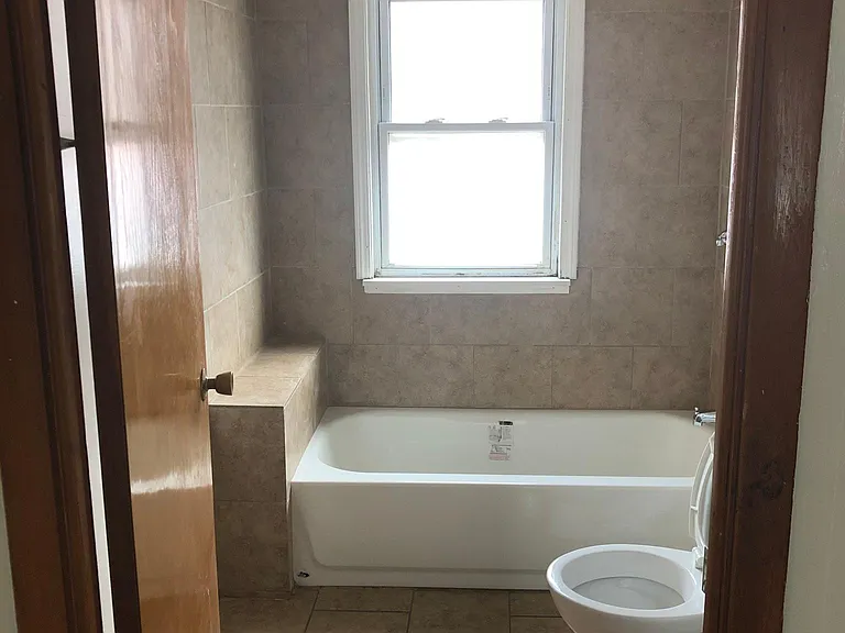 16531 Burnside Ave #2 — Photo 4