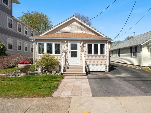63 Boon St, Narragansett, RI 02882
