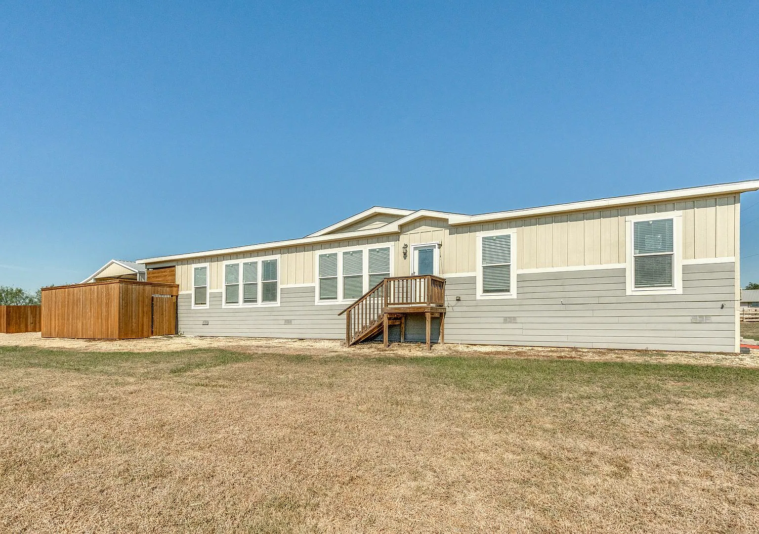 Nice 3 Bedroom and 2 Bath Manufactured Home! — Photo 3