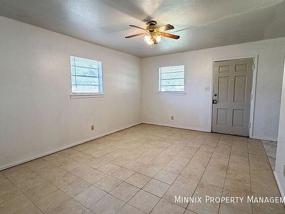 4th image of 701 W 4th St