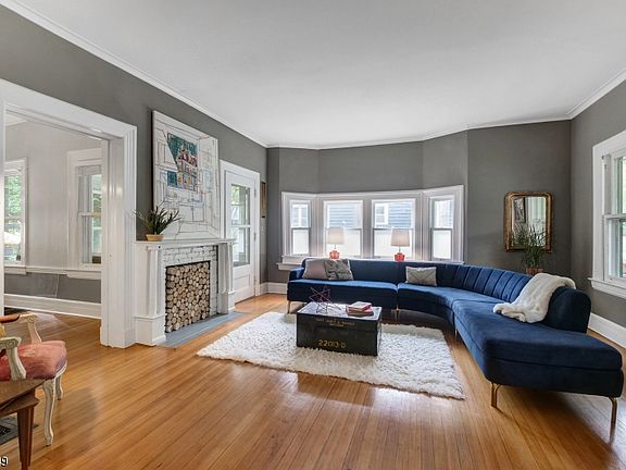 3rd image of 8 E Clark Pl