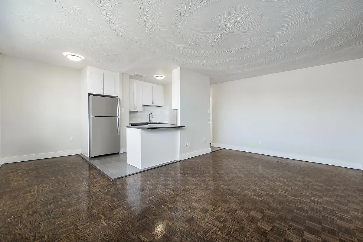 1475 Bloor Street — Photo 2