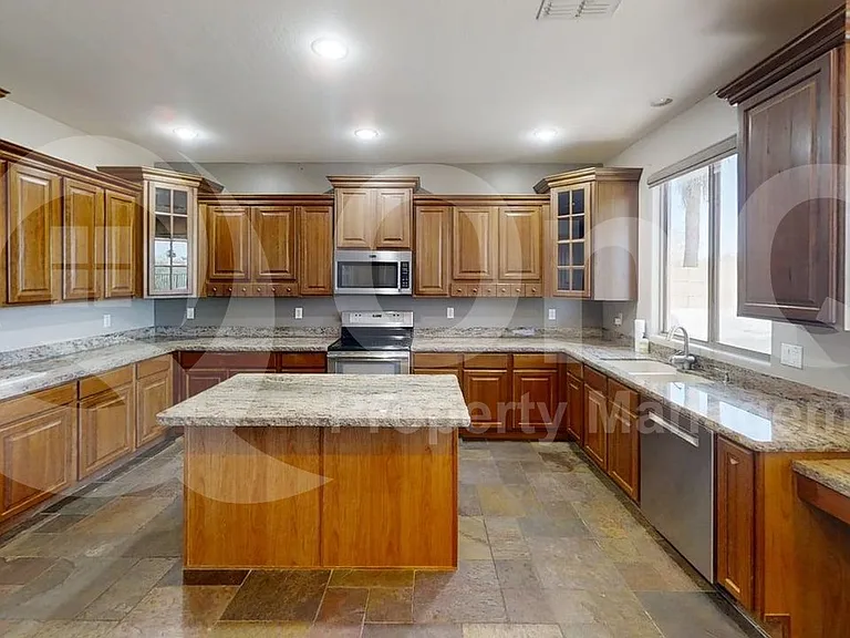 16617 S 27th Ln — Photo 2